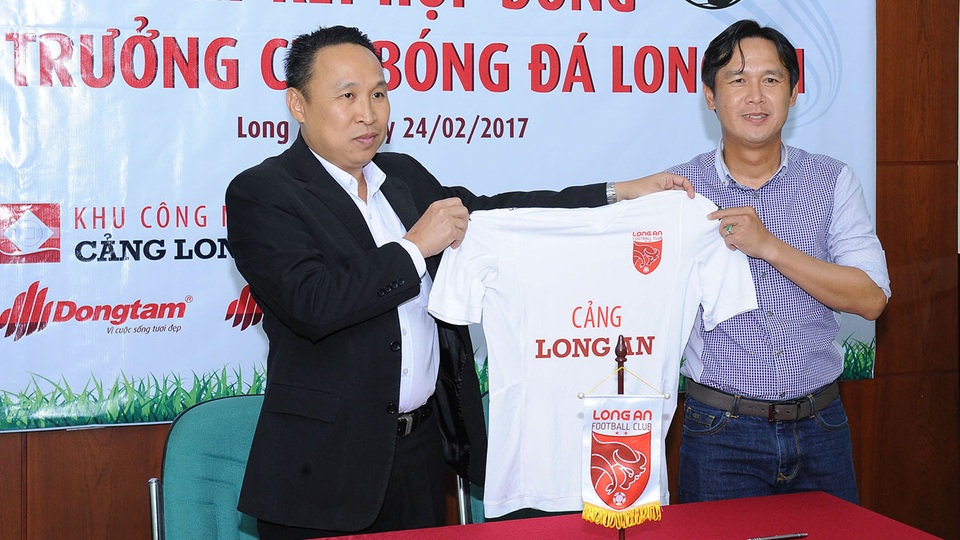 Tân HLV Nguyễn Minh Phương (phải) mong Long An đá với phong cách như thời Calisto