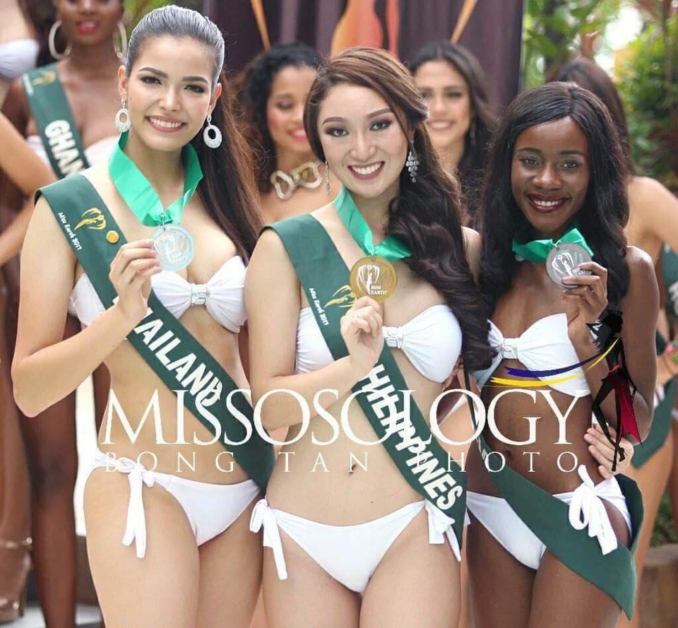 Hà Thu trượt top 3 phần thi trình diễn áo tắm tại Hoa hậu Trái đất - 2
Hoa hậu Philippines (giữa) huy chương vàng, Hoa hậu Thái Lan (trái) huy chương bạc và Hoa hậu Zambia (phải) huy chương đồng.