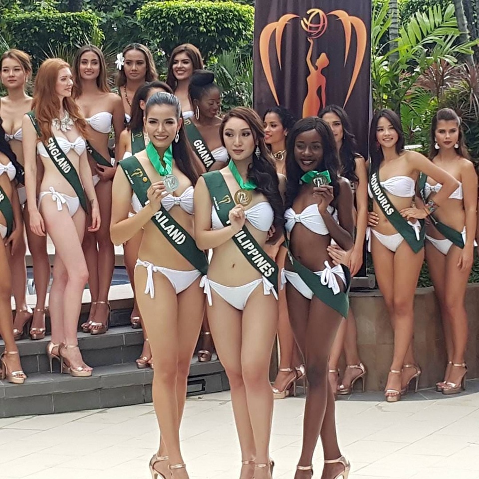 Hà Thu trượt top 3 phần thi trình diễn áo tắm tại Hoa hậu Trái đất - 1
Top 3 thí sinh xuất sắc nhất phần thi Trình diễn áo tắm tại Hoa hậu Trái đất 2017, sáng 30/10.