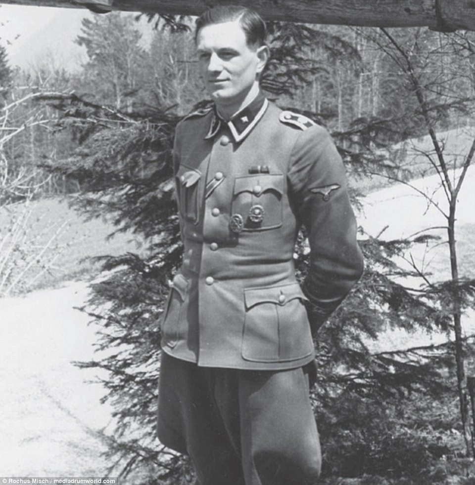 Cận vệ của Hitler kể lại vụ tự sát của trùm phát xít bên trong boong-ke - 5
Rochus Misch thời trẻ (Ảnh: Rochus Misch/Mediadrumworld.com)