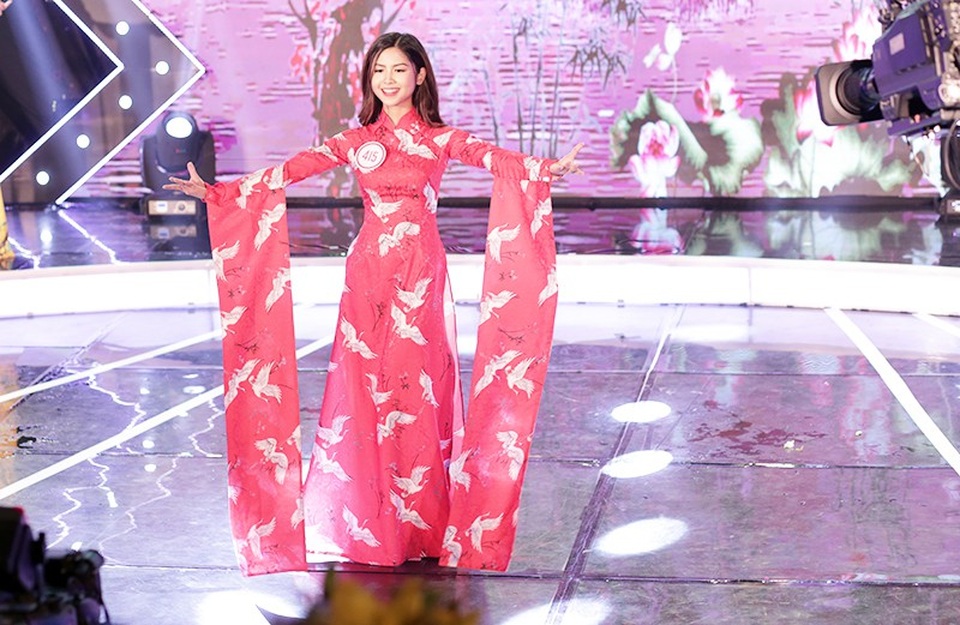 Ngắm 9 ngôi sao lộng lẫy trong đêm Chung kết Miss Teen 2017 - 4
“Hotgirl chân khoèo” Trần Thanh Thư khoe vẻ đẹp nền nã trong trang phục áo dài. Cô giành giải Ngôi sao thân thiện nhất.