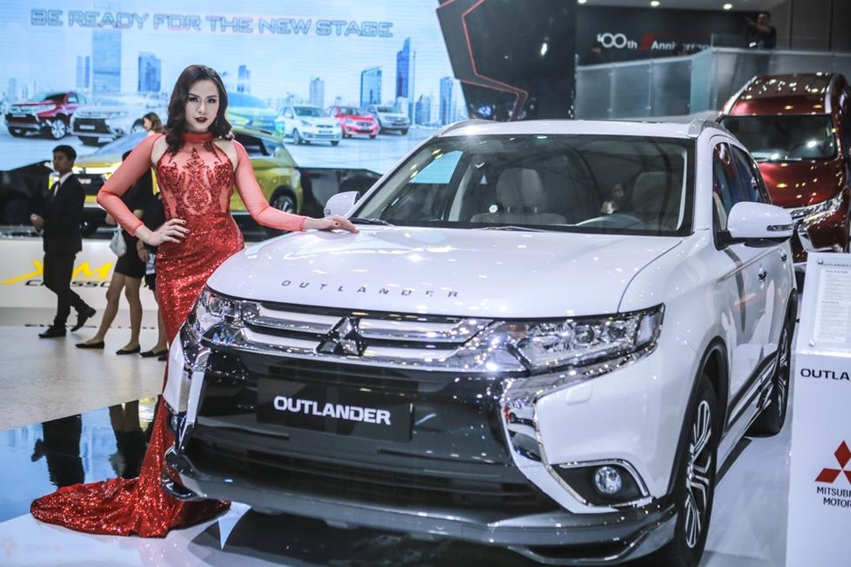 Đầu tiên là chiếc Mitsubishi Outlander với thiết kế kiểu 5+2 chỗ ngồi, là sự kết hợp của vẻ đẹp hiện đại và công năng vận hành mạnh mẽ lẫn trang bị phong phú.