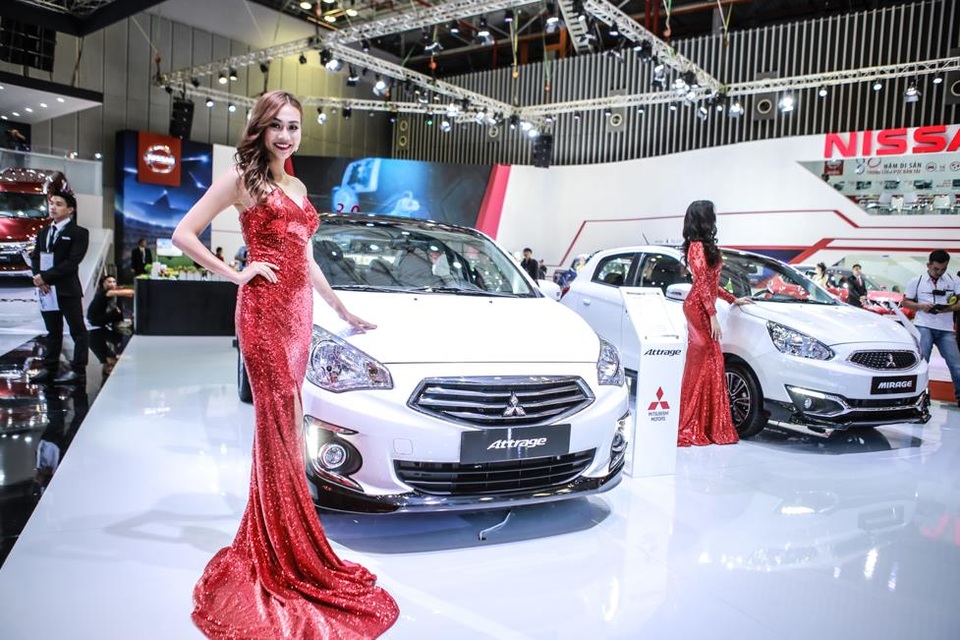 
Các mẫu xe nhỏ trưng bày “Mirage - Attrage” với khả năng “Tiết kiệm nhiên liệu vượt trội”.
