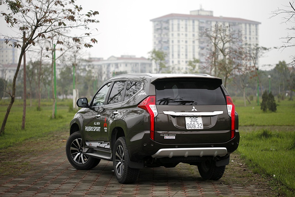 
Chiếc xe này được trang bị hệ thống phanh đĩa (thông gió) cả bốn bánh có hỗ trợ ABS/EBD, 7 túi khí cùng hệ thống gạt mưa tự động, sưởi kính sau có chế độ hẹn giờ, đèn pha tự động đi kèm hệ thống rửa đèn cùng tính năng có thể điều chỉnh được độ cao.
