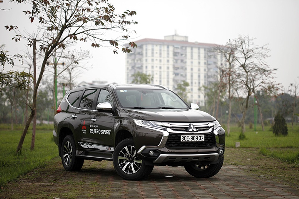 
Mitsubishi Pajero Sport được trang bị động cơ xăng MIVEC V6 3.0L với công suất 217 mã lực và momen xoắn cực đại 285 Nm cùng mức tiêu hao nhiên liệu hỗn hợp 10,25 lít/100 km (phiên bản 4x2) và 10,84 lít/100 km (phiên bản 4x4) theo chứng nhận của Cục Đăng kiểm Việt Nam
