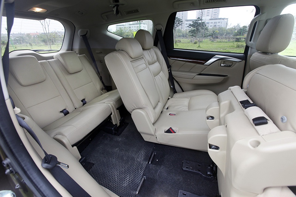 
Hàng ghế thứ 3 có lối vào khá thuận tiện, với lẫy một chạm để gập hàng ghế thứ hai.
