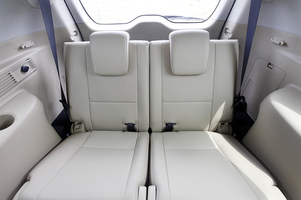 Bố trí hàng ghế thứ ba khá linh động để tăng thêm không gian khoang hành lí, hàng ghế này có bố trí đủ hốc để đồ và khe gió khá tiện lợi.