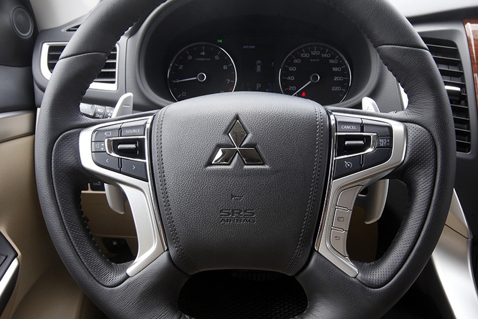 
Thiết kế tay lái của Pajero Sport mới, với các phím điều khiển hệ thống multimedia cùng hệ thống điều khiển hành trình Cruise Control.
