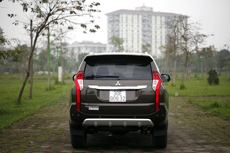 
Xe có trọng lượng không tải 1.875 - 1.975 kg (tùy phiên bản) và dung tích bình nhiên liệu 70L.
