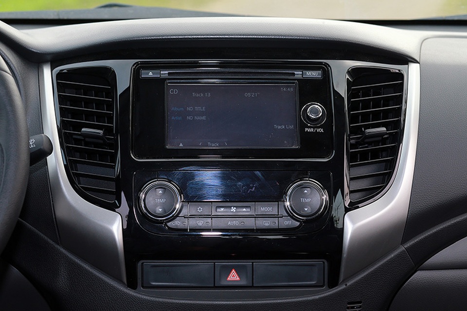 Mitsubishi Triton MIVEC - Sức mạnh mới đến từ công nghệ tiên tiến - 12 Mitsubishi trang bị cho Triton MIVEC điều hoà tự động 2 vùng nhiệt độ; chìa khoá thông minh và khởi động bằng nút bấm (KOS/OSS); cảm biến đèn pha và gạt mưa tự động