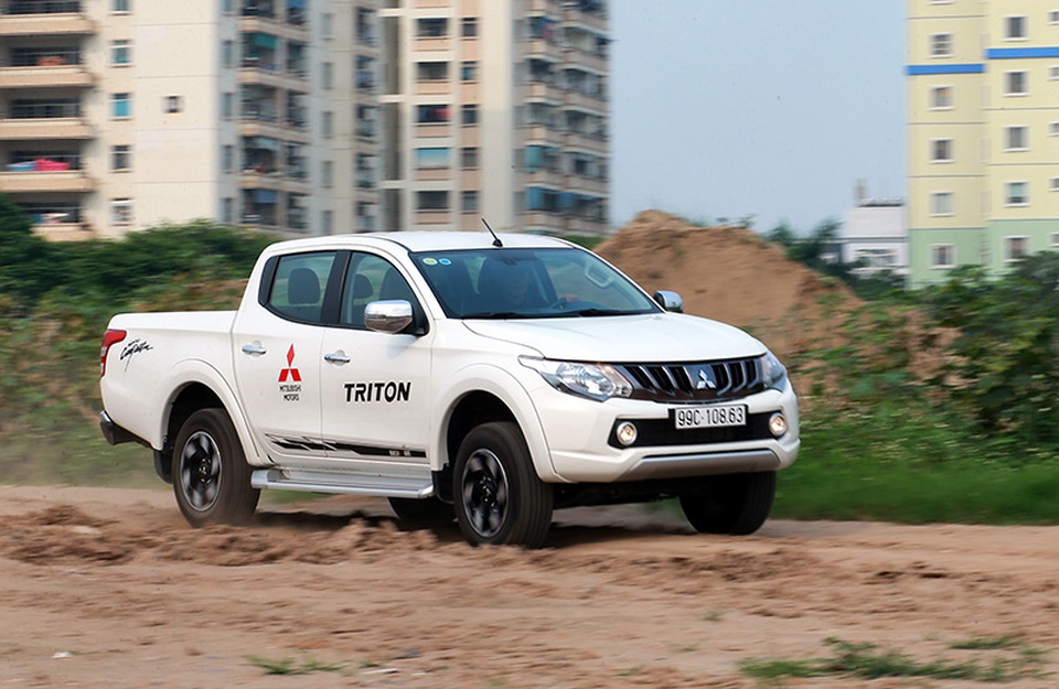 Mitsubishi Triton MIVEC - Sức mạnh mới đến từ công nghệ tiên tiến - 13 Hệ thống phanh có tính năng chống bó cứng phanh ABS đi kèm hệ thống phân phối lực phanh điện tử EBD...