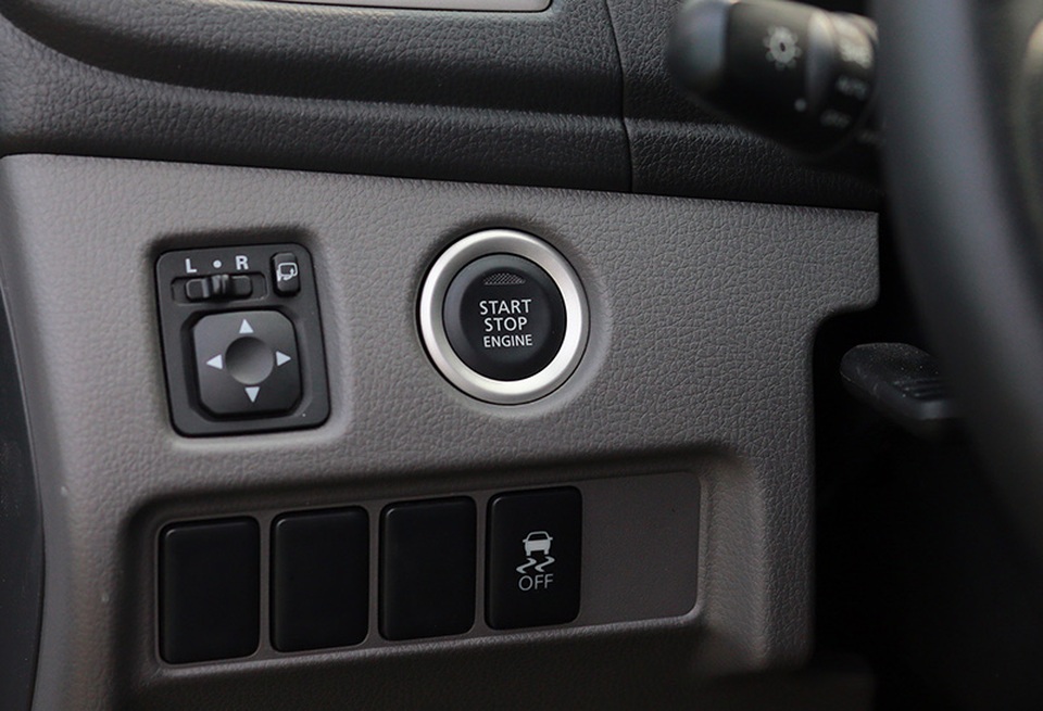 Mitsubishi Triton MIVEC - Sức mạnh mới đến từ công nghệ tiên tiến - 10 Các trang bị an toàn trên Triton MIVEC nay được nâng cấp toàn diện hơn với hệ thống cân bằng điện tử, hệ thống kiểm soát lực kéo ASTC (Active Stability and Traction Control), hệ thống hỗ trợ khởi hành ngang dốc HSA (Hill Start Assist)...