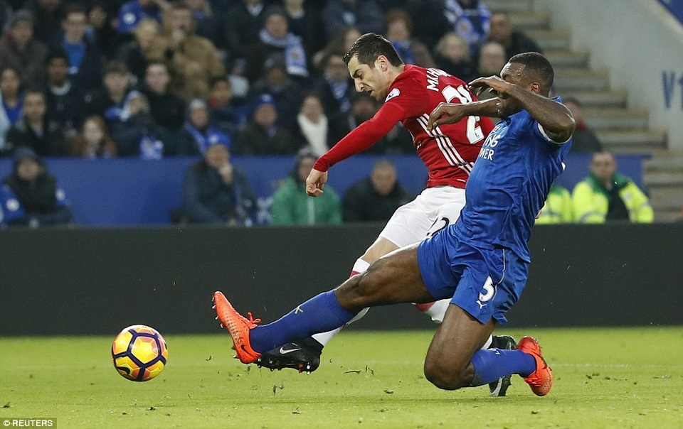 Bàn thắng tuyệt đẹp sau pha bứt tốc từ giữa sân của Mkhitaryan vào lưới Leicester - 1 Mkhitaryan ghi bàn thắng tuyệt đẹp sau pha bứt tốc từ giữa sân