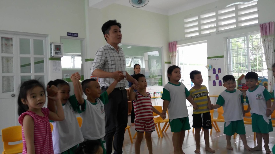 Trường mầm non, trung tâm Ngoại ngữ bị “ép” mua tài liệu tiếng Anh? - 1 Học sinh mầm non ở TPHCM trong giờ làm quen với tiếng Anh