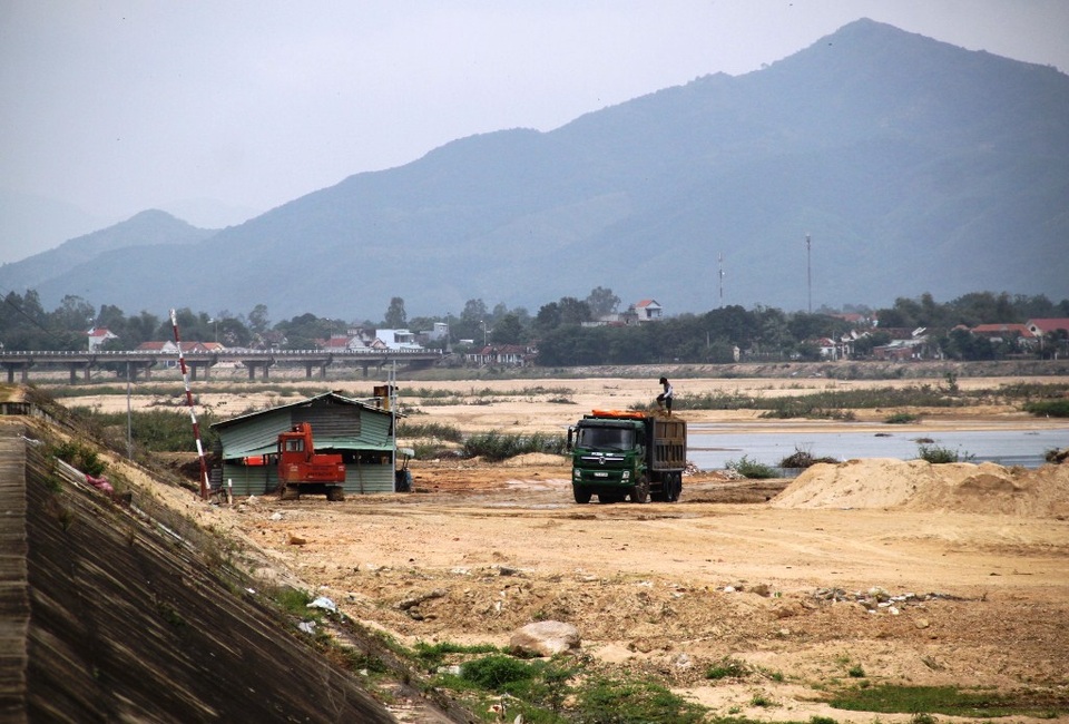 Bình Định: Dân tố doanh nghiệp khai thác vô tội vạ, ảnh hưởng đến đời sống - 3 Đường vận chuyển cát, bãi trữ cát, khu lều tạm của Công ty Hiếu Ngọc đang sử dụng nằm ngoài khu vực dự án được cấp phép và nằm trong phạm vi bảo vệ an toàn đê kè đến nay vẫn chưa được tháo dỡ.