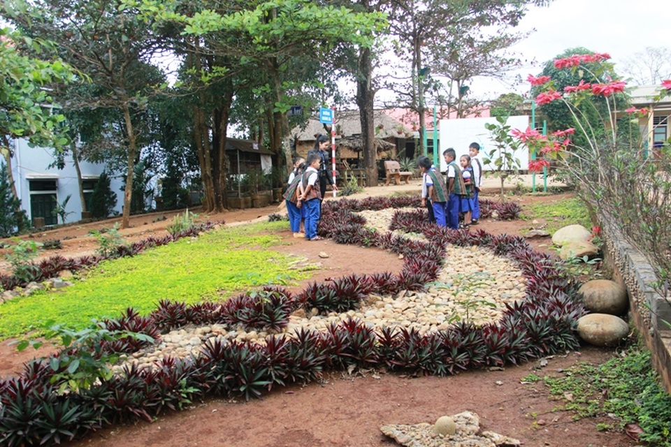 Bản đồ Việt Nam bằng đá cuội được dựng nên bằng công sức và tâm huyết của thầy và trò nhà trường.