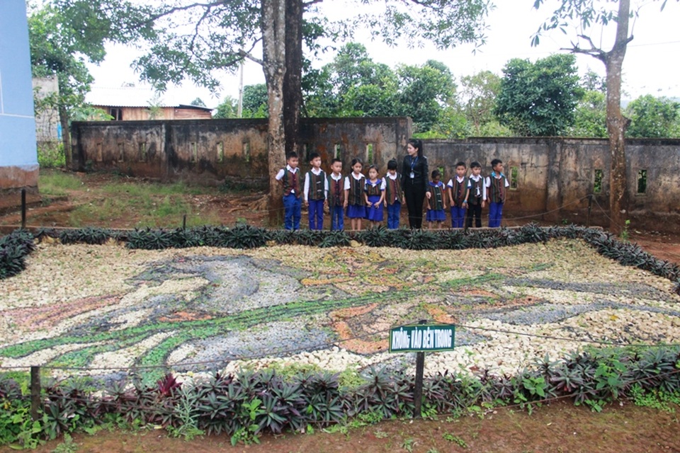 Tranh Thánh Gióng cưỡi ngựa bằng đá cuội.