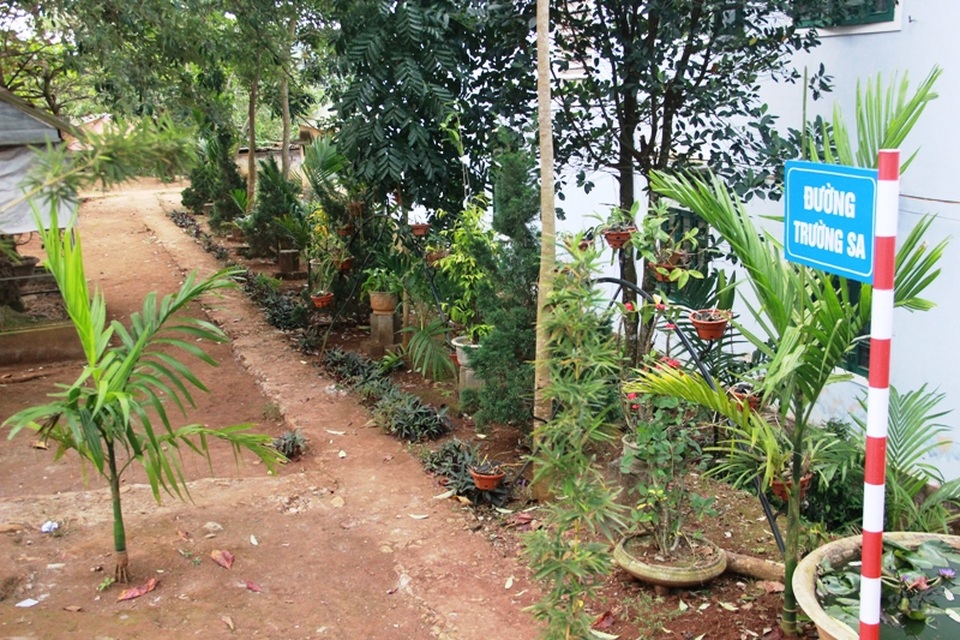 Đường Trường Sa trong khuôn viên trường.