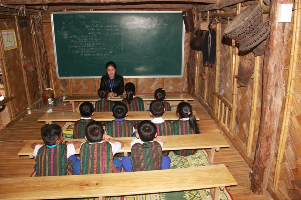 Một nhóm học sinh sinh hoạt trong nhà truyền thống.