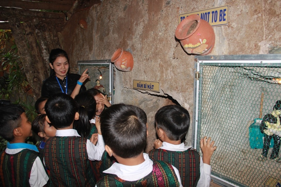 Bên trong mô hình địa đạo Vịnh Mốc.