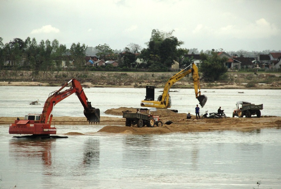 Bình Định: Dân tố doanh nghiệp khai thác vô tội vạ, ảnh hưởng đến đời sống - 1 Người dân phản ứng gay gắt việc khai thác cát rầm rộ của Công ty Hiếu Ngọc ảnh hưởng đến đời sống của người dân.
