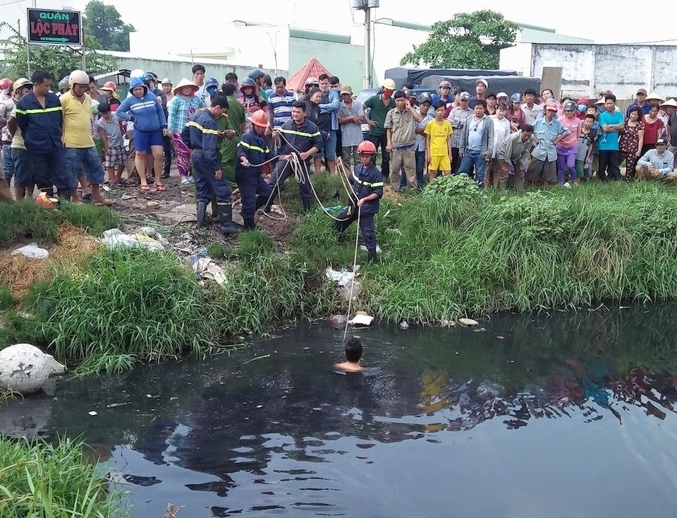 Phát hiện xe máy dưới kênh, “người nhái” mò tìm 1 tiếng không thấy chủ xe - 1 Cảnh sát mò tìm dưới dòng kênh Nước Đen