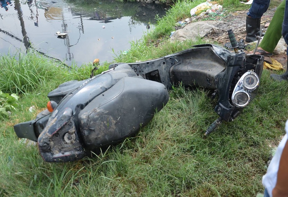 Phát hiện xe máy dưới kênh, “người nhái” mò tìm 1 tiếng không thấy chủ xe - 3
Chiếc xe máy được đưa lên bờ trong tình trạng hư hỏng phần đầu.