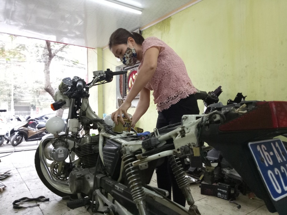 Người phụ nữ mặc thường phục lái xe đặc chủng: "Dư luận hiểu sai sự việc" - 2
Chị Ngàn cho biết chị vẫn thường xuyên sửa xe phân khối lớn cho Công an Hải Phòng, và việc chạy thử xe trước khi giao cho khách là việc chị vẫn thường xuyên làm.