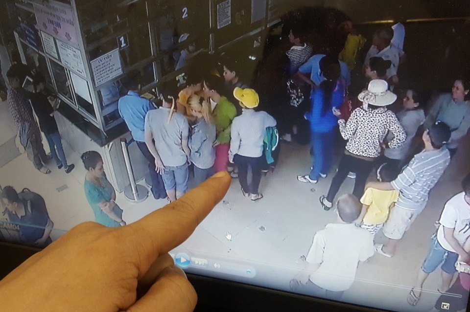 Nghi phạm Nguyễn Thị Ngọc Phương (đội nón vàng) tiếp cận bị hại để móc túi