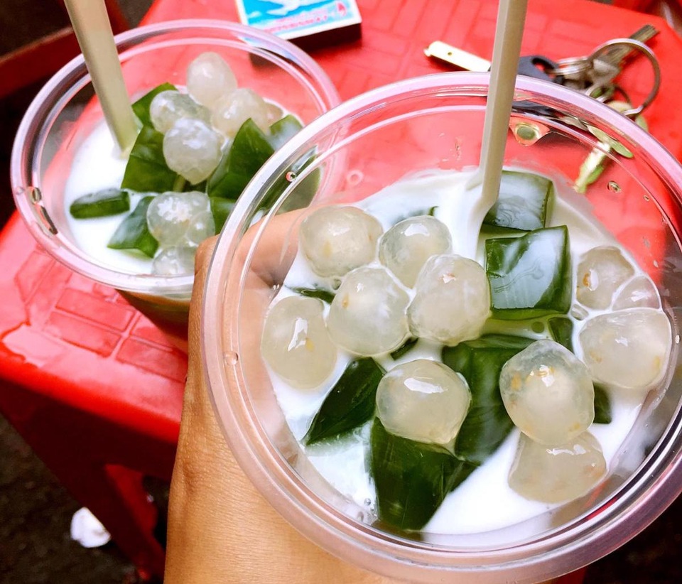 Những món ăn vặt “thống trị” trong nửa đầu năm 2017 - 2 Cốc sữa chua thạch lá nếp đang gây sốt