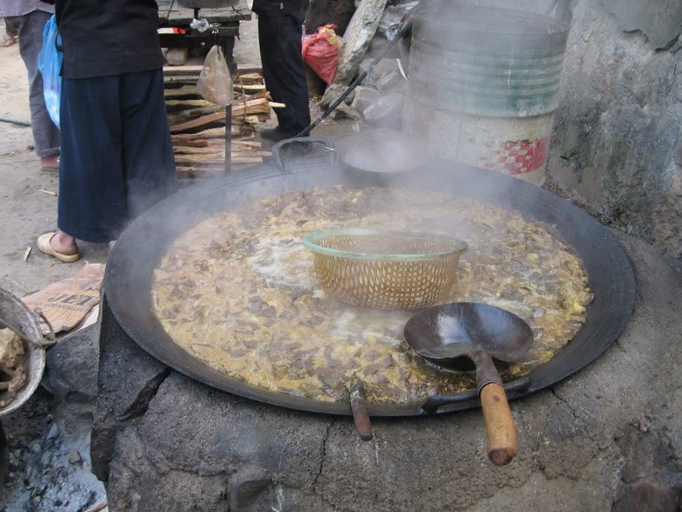 6 món ăn ‘nặng mùi’ nhưng nức tiếng của ẩm thực Việt - 2 Hình ảnh những chảo thắng cố nghi ngút bên bếp lửa trong sớm lạnh vùng cao đã trở nên quen thuộc với các du khách.