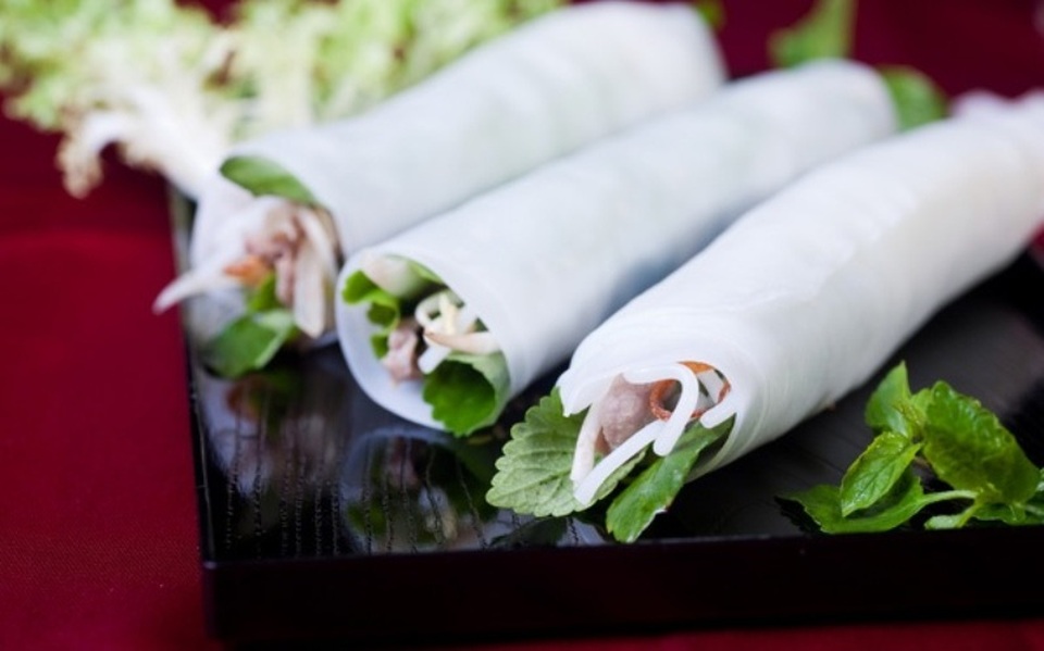 Ngon miệng, lạ mắt với các món cuốn từ Nam ra Bắc - 1 Món này vừa ăn chơi, vừa ăn thay bữa chính được mà lại có đủ cả tinh bột, đạm, rau...