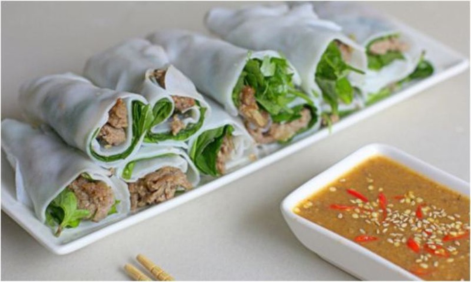 Ngon miệng, lạ mắt với các món cuốn từ Nam ra Bắc - 5 Bánh ướt cuốn thịt nướng là món ăn không thể bỏ qua khi đến Huế.