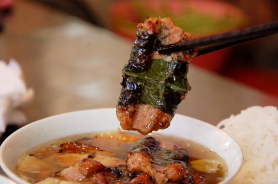 Những món quà vặt ở ngõ chợ Đồng Xuân cực hút khách - 1 Món bún chả kẹp que tre ở đây được làm theo phong cách cổ truyền.
