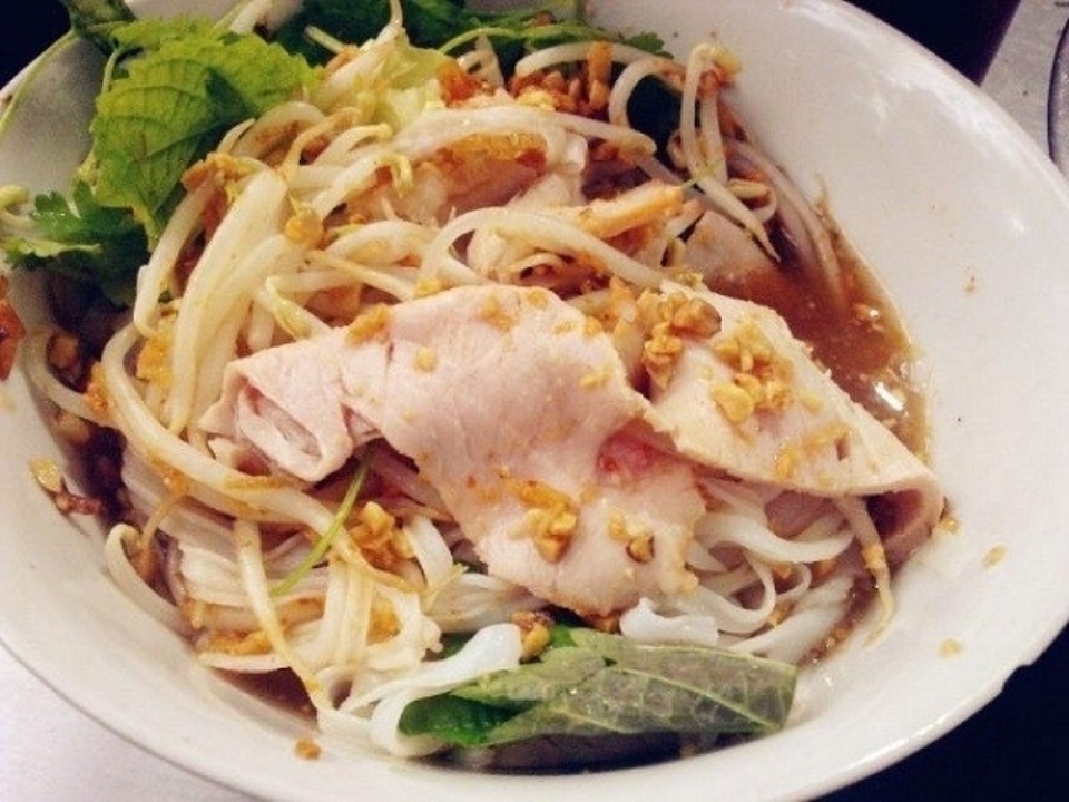 Những món quà vặt ở ngõ chợ Đồng Xuân cực hút khách - 4 Phở tíu là món ăn khá lạ miệng.