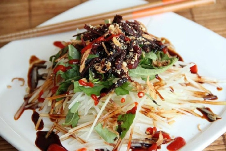 Những món ăn lạ mà hóa quen ở Đà Lạt - 3 Nguyên liệu để làm xắp xắp chủ yếu là từ đu đủ được bào thành sợi, khô bò, phổi bò, gan lợn được rim cùng ngũ vị, các loại rau thơm...