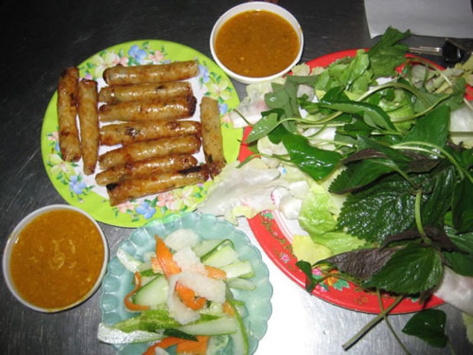 Những món ăn lạ mà hóa quen ở Đà Lạt - 5 Cách chế biến chả ram bắp có vẻ không quá khó, song nó lại đòi hỏi sự từ tốn trong cả quy trình làm.