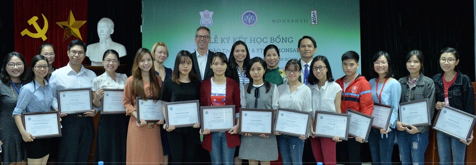 Ký kết học bổng Monsanto - IPMPH-HMU trị giá hơn 1,3 tỷ đồng - 2 Các sinh viên nhận Học bổng Nghiên cứu Viện Đào tạo YHDP & YTCC - Monsanto lần thứ nhất.
