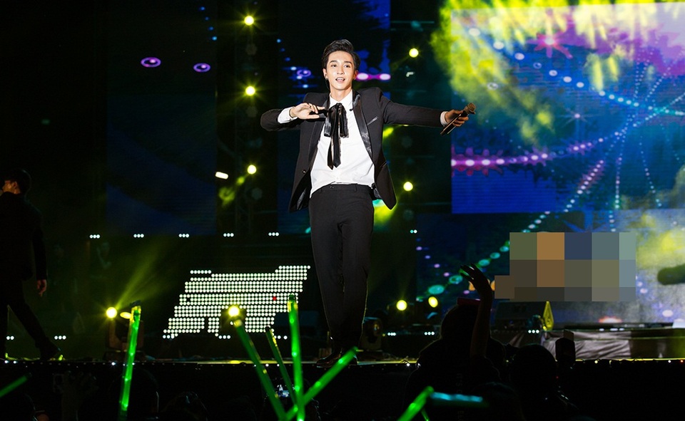 Nhóm nhạc mang đến phần mở màn đầy nhiệt huyết cho đêm nhạc.