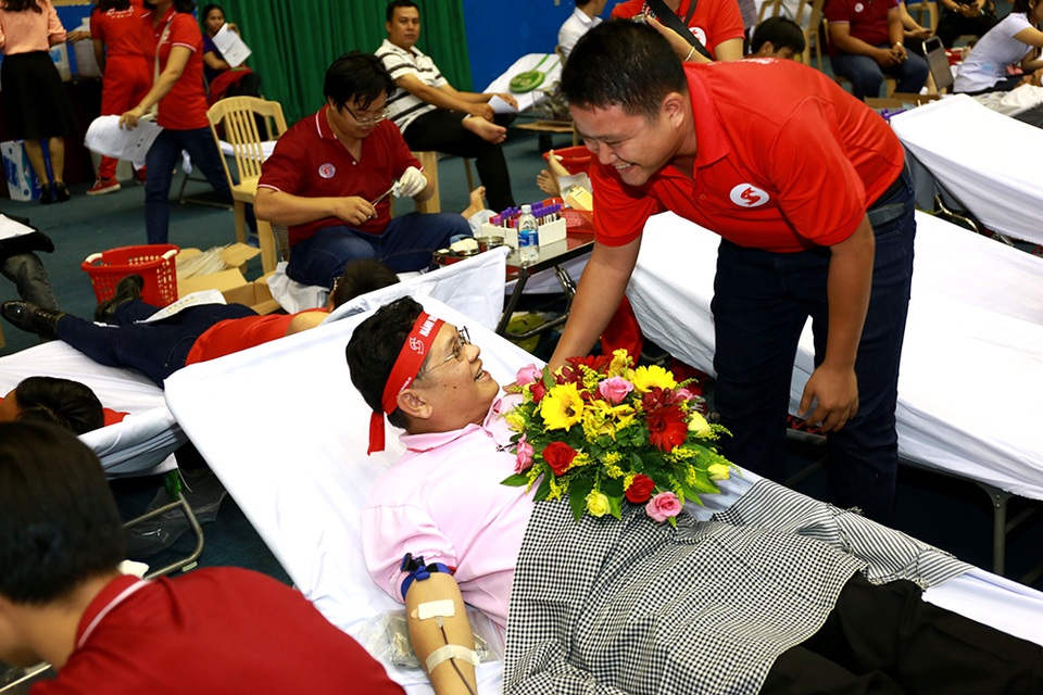 Hành trình đỏ 2017: Dòng máu Thái, trái tim Việt - 4 Ông Montri Suwanposri - Tổng giám đốc Công ty C.P Việt Nam chia sẻ: “Khi tham gia hiến máu ở Việt Nam, điều làm tôi vui nhất đó chính là giọt máu của mình sẽ cứu sống được những bệnh nhân cần máu, tôi cảm thấy vui vì điều ấy”.