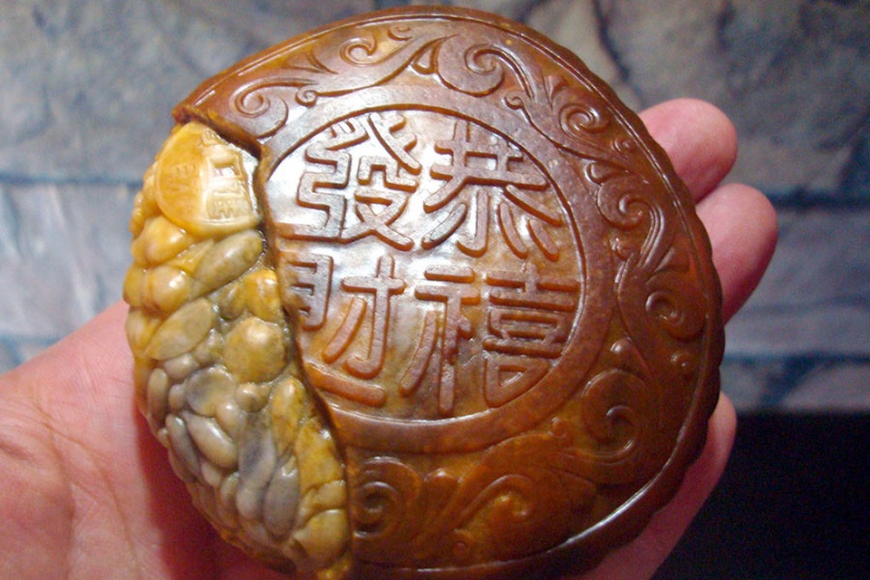 Ngon mắt những chiếc bánh trung thu từ... vàng ròng, ngọc bích - 7
Một chiếc bánh trung thu bằng ngọc bích được chụp tại một cửa hàng chuyên bán ngọc bích ở Tô Châu, Giang Tô, Trung Quốc. (Nguồn: IC)