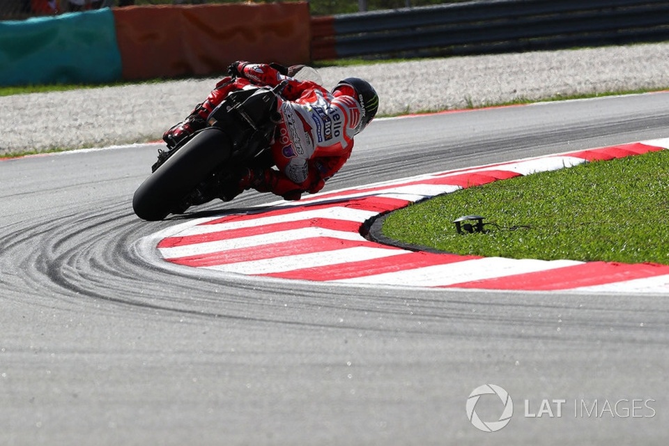 Dovizioso giành chiến thắng tại Sepang khiến Marquez không thể vô địch sớm - 9 Dovizioso giành chiến thắng tại Sepang khiến Marquez không thể vô địch sớm - 9