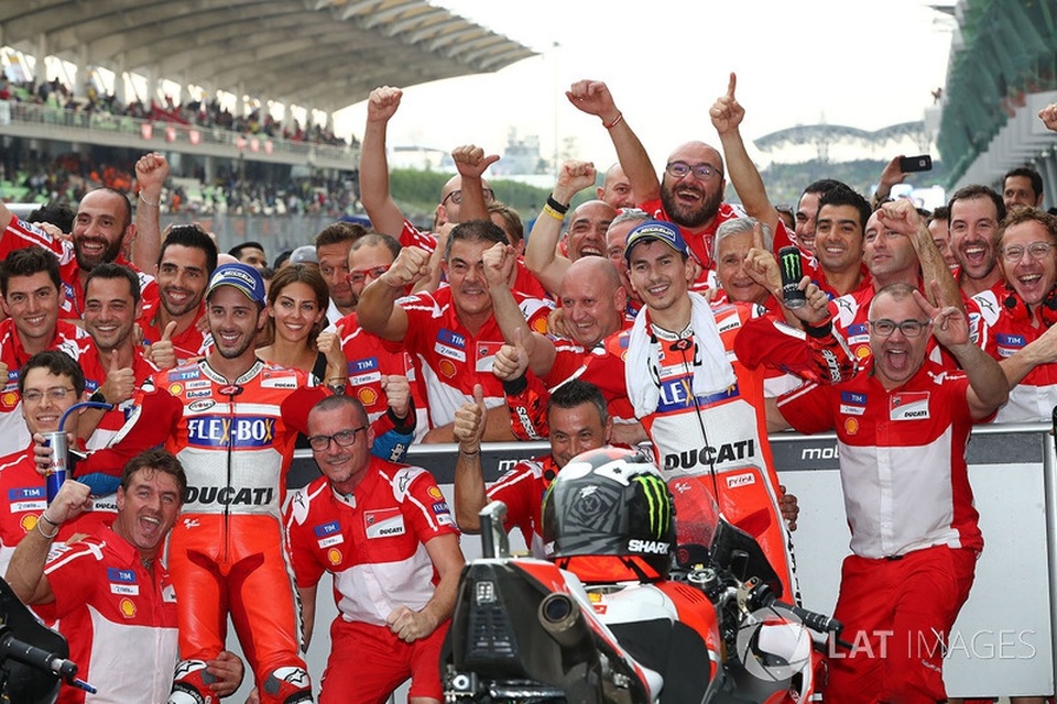 Dovizioso giành chiến thắng tại Sepang khiến Marquez không thể vô địch sớm - 4 Dovizioso giành chiến thắng tại Sepang khiến Marquez không thể vô địch sớm - 4