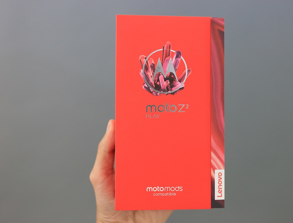 Đập hộp Motorola Z2 Play chính hãng tại Việt Nam - 1 Hộp đựng máy với tông màu chủ đạo là màu đỏ