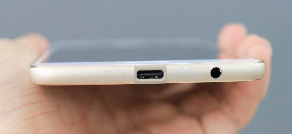 Đập hộp Motorola Z2 Play chính hãng tại Việt Nam - 12 Thiết bị này sử dụng chuẩn sạc USB Type-C và tích hợp công nghệ sạc nhanh TurboPower