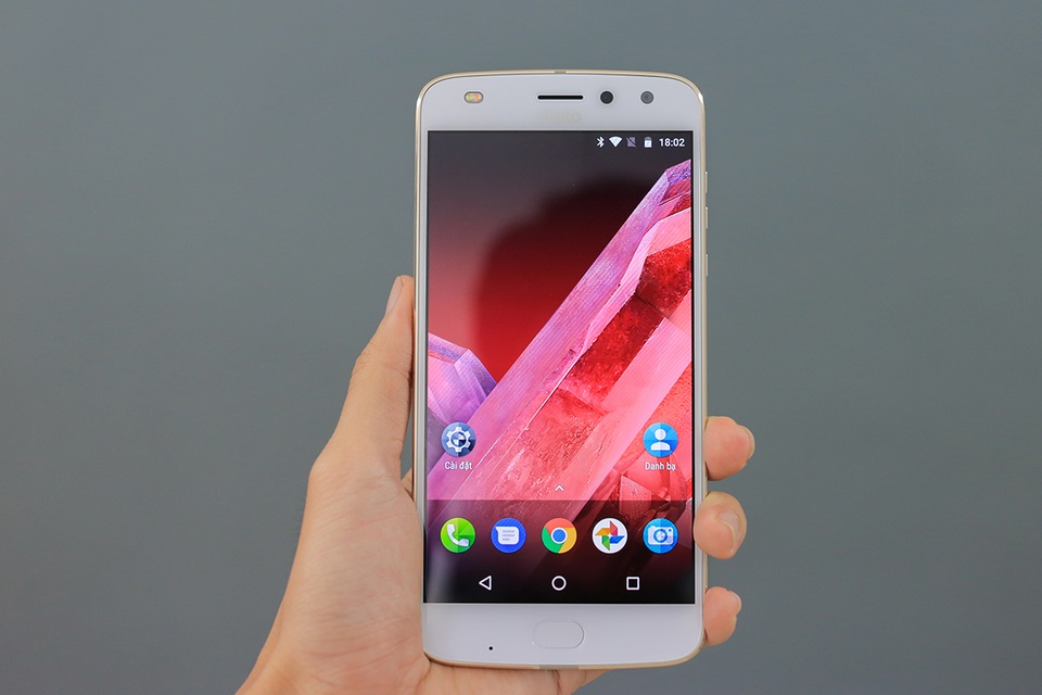Đập hộp Motorola Z2 Play chính hãng tại Việt Nam - 13 Motorola trang bị cho mẫu Z2 Play kích thước 5.5 inch với độ phân giải Full HD, sử dụng tấm nền công nghệ Super AMOLED