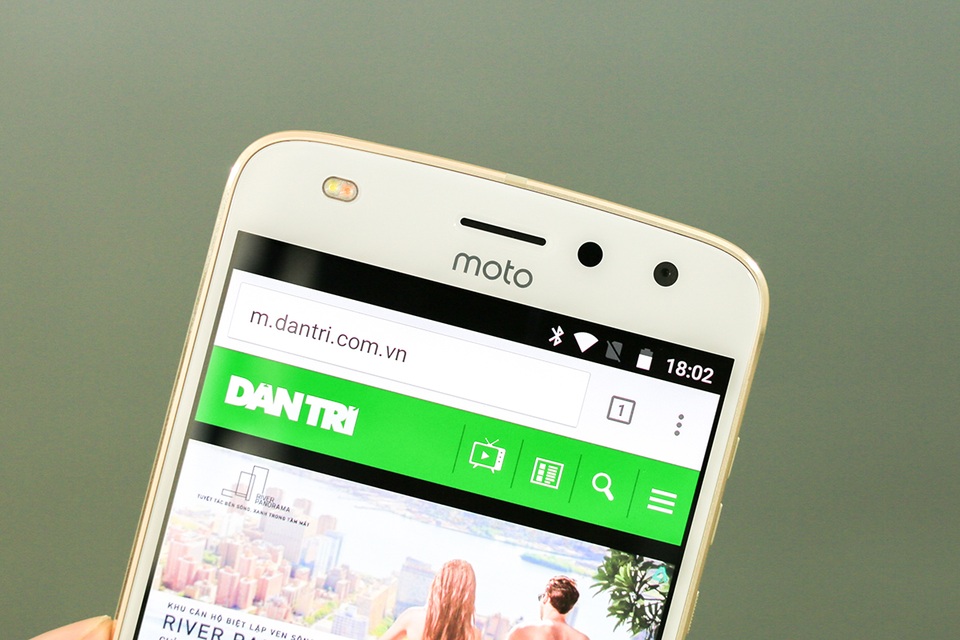 Đập hộp Motorola Z2 Play chính hãng tại Việt Nam - 15 Camera trước 5MP với ống kính góc rộng kèm đèn flash kép.