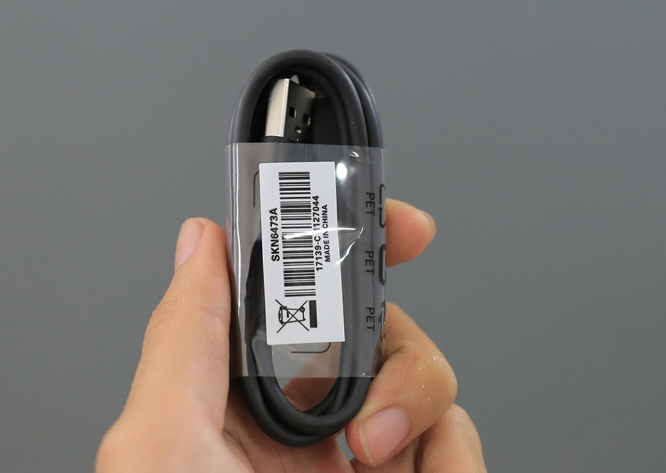 Đập hộp Motorola Z2 Play chính hãng tại Việt Nam - 4 Trong hộp máy sẽ bao gồm cáp sạc, tai nghe, sạc nhanh và sách hướng dẫn