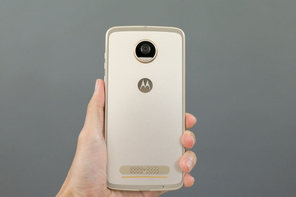 Đập hộp Motorola Z2 Play chính hãng tại Việt Nam - 5 Z2 Play thừa hưởng thiết kế của phiên bản trước đó nhưng làm mỏng hơn và đẹp hơn