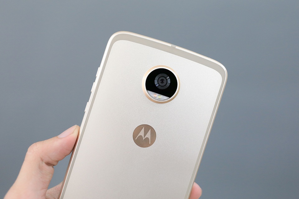 Đập hộp Motorola Z2 Play chính hãng tại Việt Nam - 11 Moto Z2 Play được trang bị camera sau 12MP với khẩu độ f/1.7 hỗ trợ tăng sáng lên 25%